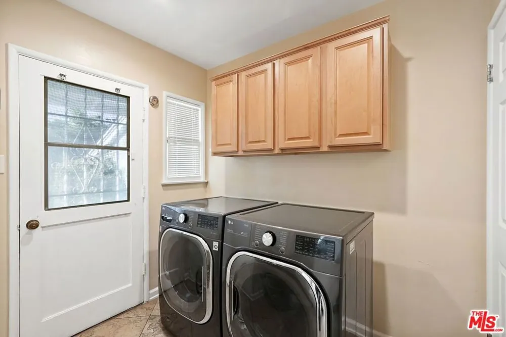 5812 S Garth Avenue Los Angeles, CA 90056