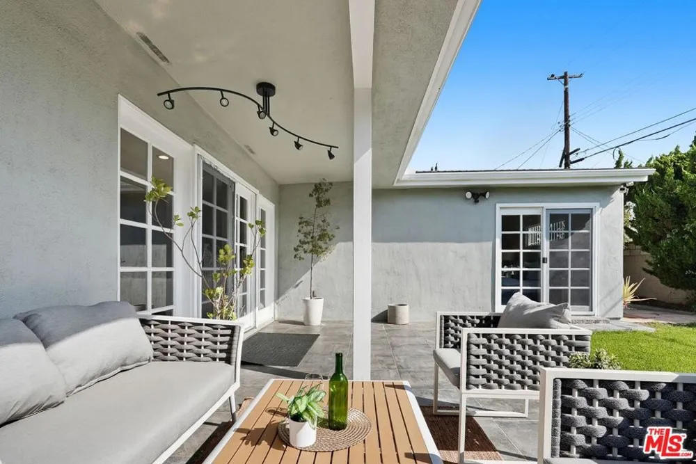 5812 S Garth Avenue Los Angeles, CA 90056