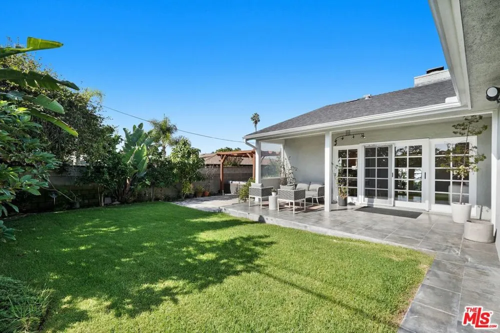 5812 S Garth Avenue Los Angeles, CA 90056