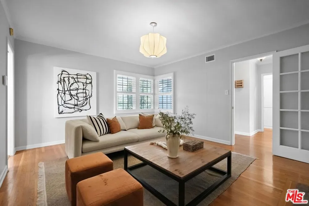 5812 S Garth Avenue Los Angeles, CA 90056
