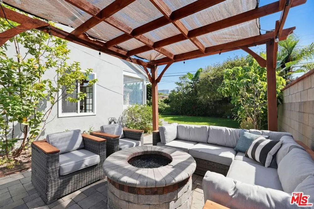 5812 S Garth Avenue Los Angeles, CA 90056