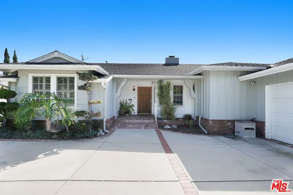5812 S Garth Avenue Los Angeles, CA 90056