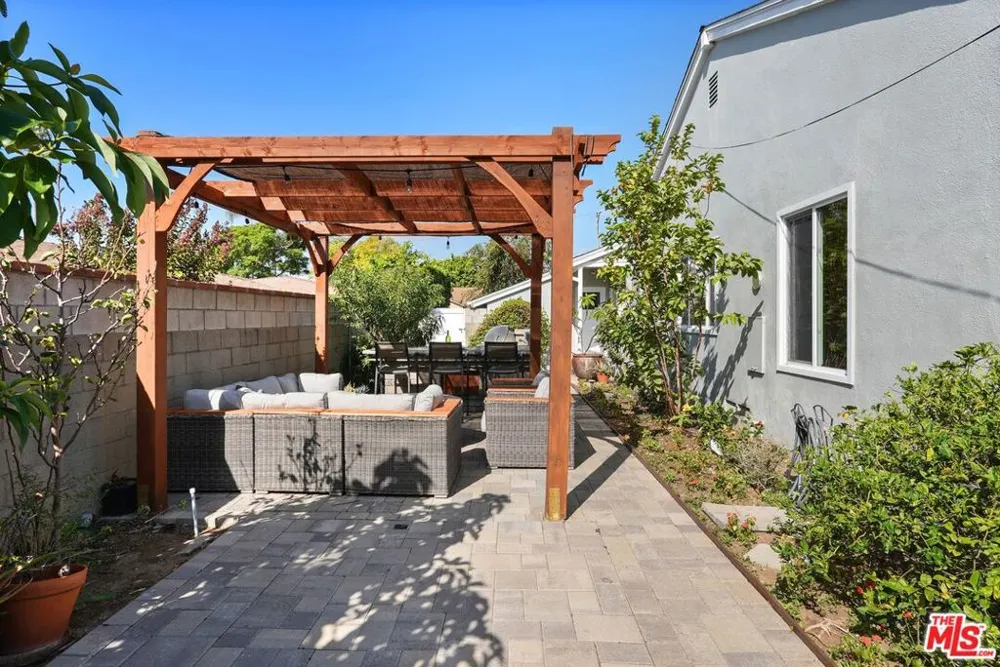 5812 S Garth Avenue Los Angeles, CA 90056