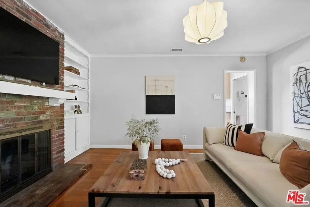 5812 S Garth Avenue Los Angeles, CA 90056