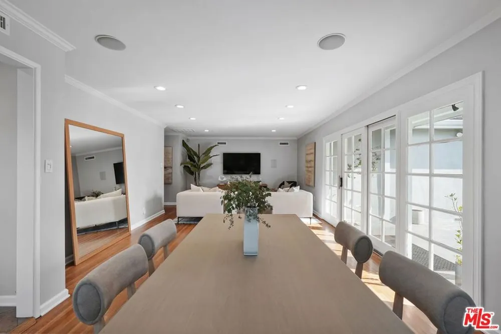 5812 S Garth Avenue Los Angeles, CA 90056