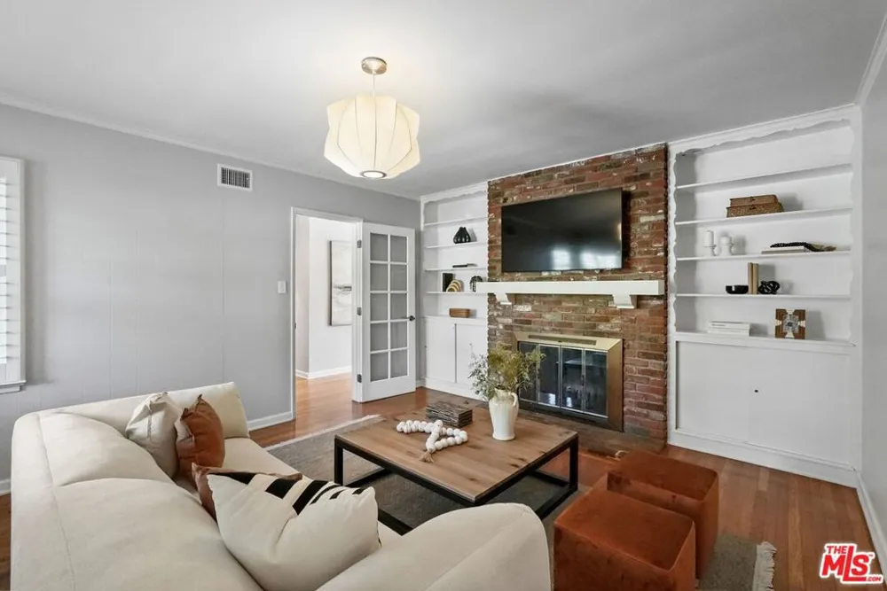 5812 S Garth Avenue Los Angeles, CA 90056