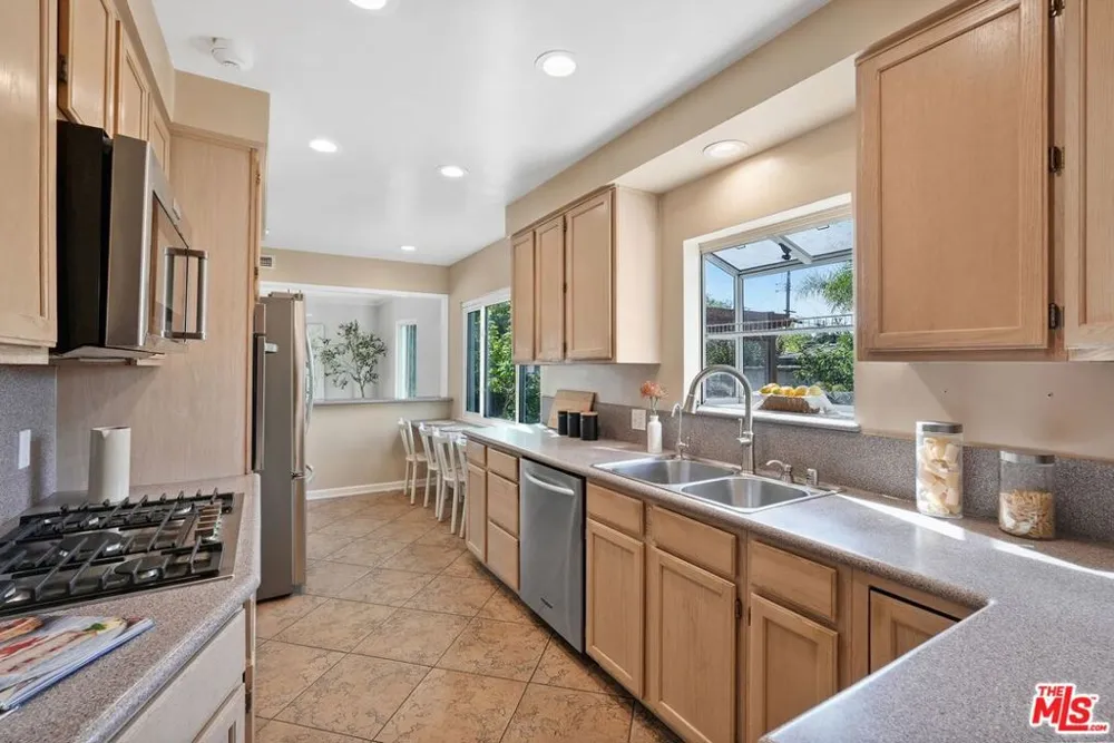 5812 S Garth Avenue Los Angeles, CA 90056