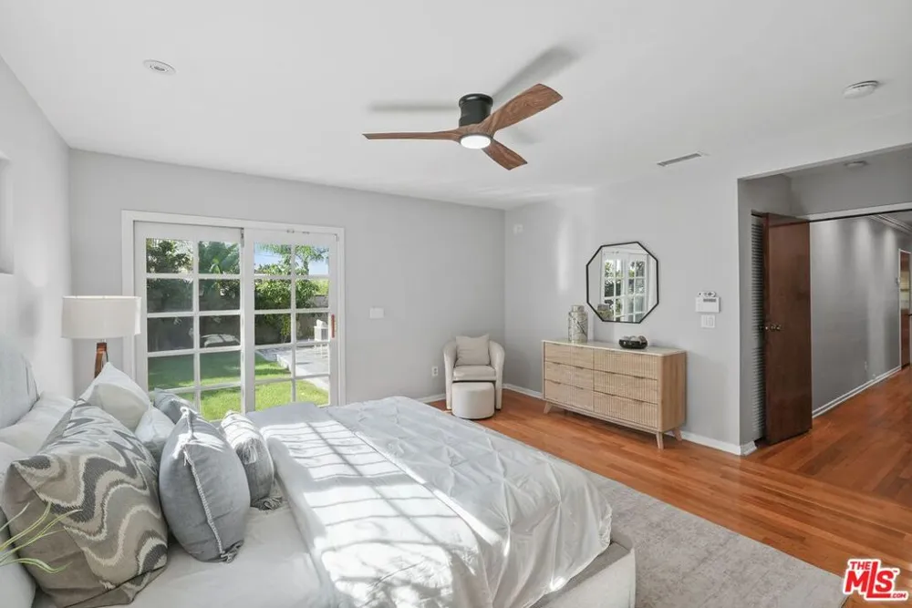 5812 S Garth Avenue Los Angeles, CA 90056