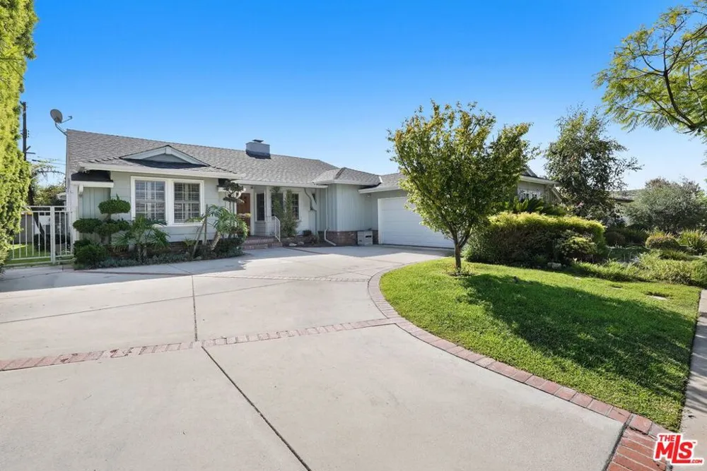 5812 S Garth Avenue Los Angeles, CA 90056