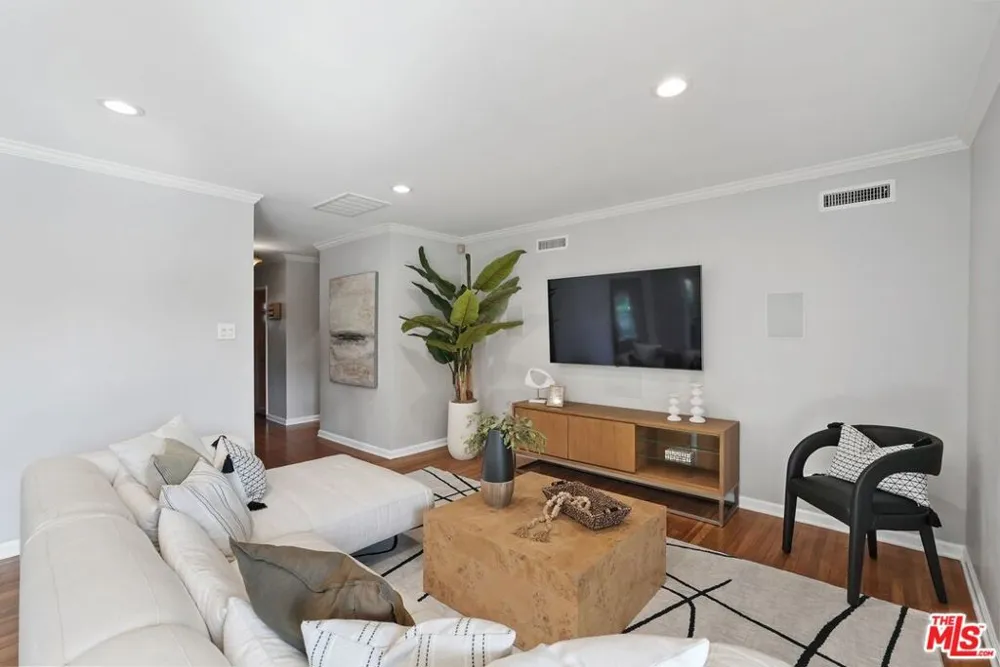 5812 S Garth Avenue Los Angeles, CA 90056