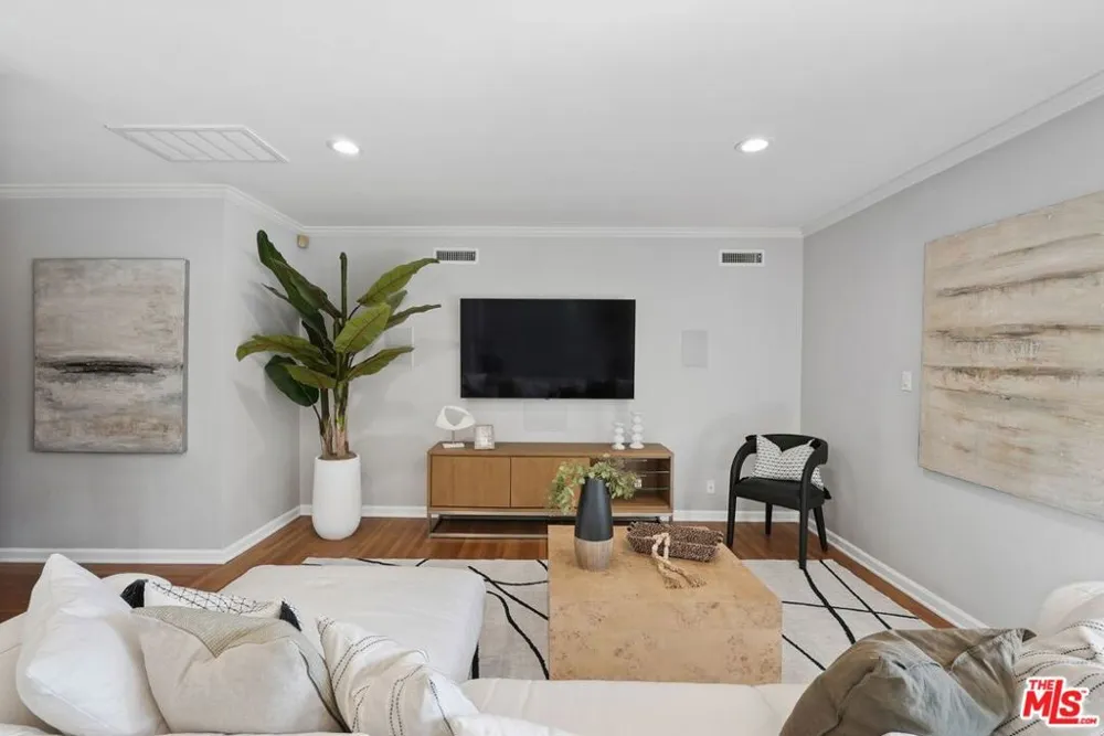 5812 S Garth Avenue Los Angeles, CA 90056