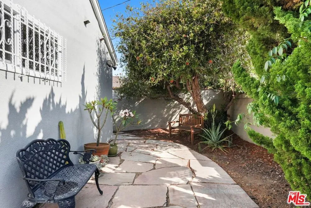 5812 S Garth Avenue Los Angeles, CA 90056