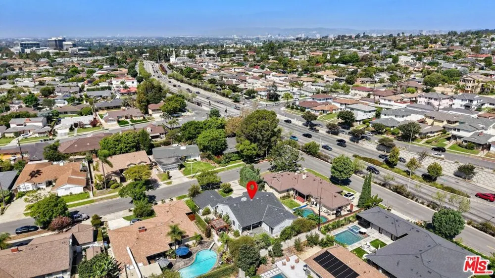 5812 S Garth Avenue Los Angeles, CA 90056