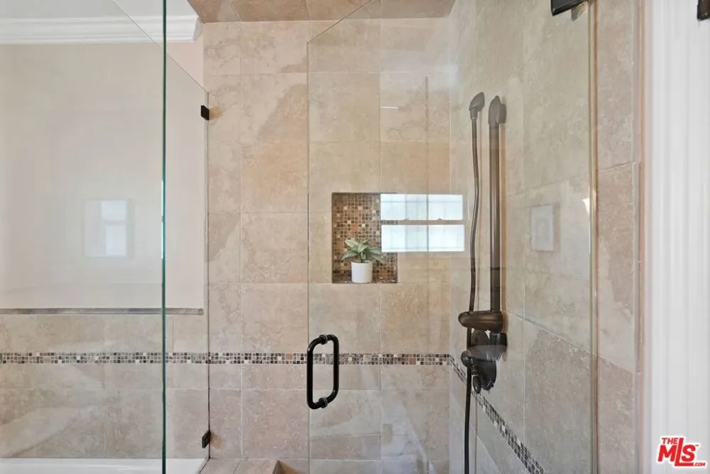 5812 S Garth Avenue Los Angeles, CA 90056