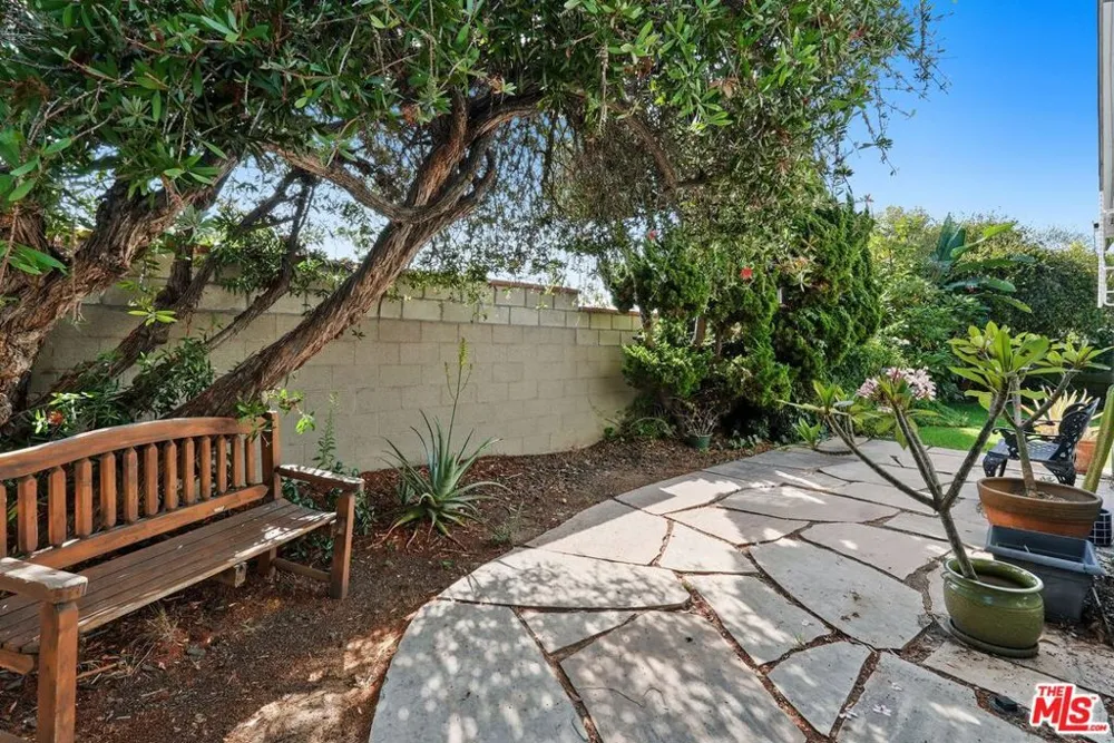 5812 S Garth Avenue Los Angeles, CA 90056