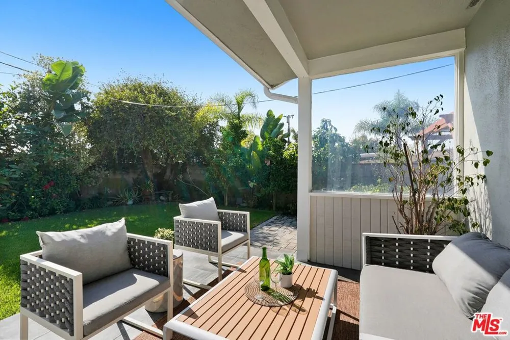 5812 S Garth Avenue Los Angeles, CA 90056