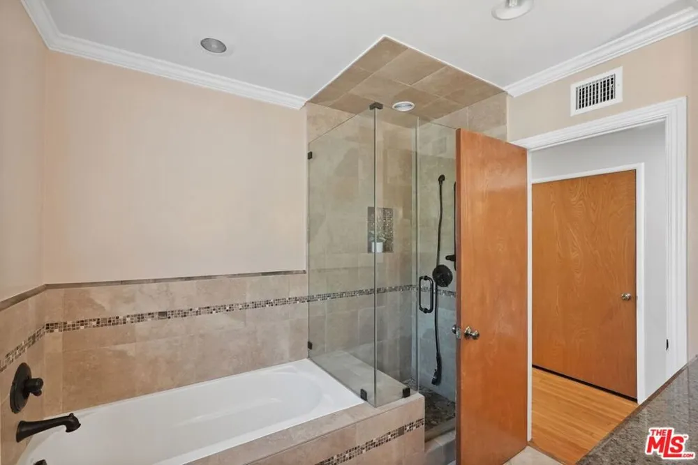 5812 S Garth Avenue Los Angeles, CA 90056