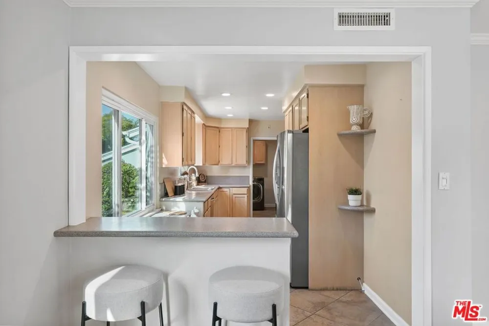 5812 S Garth Avenue Los Angeles, CA 90056