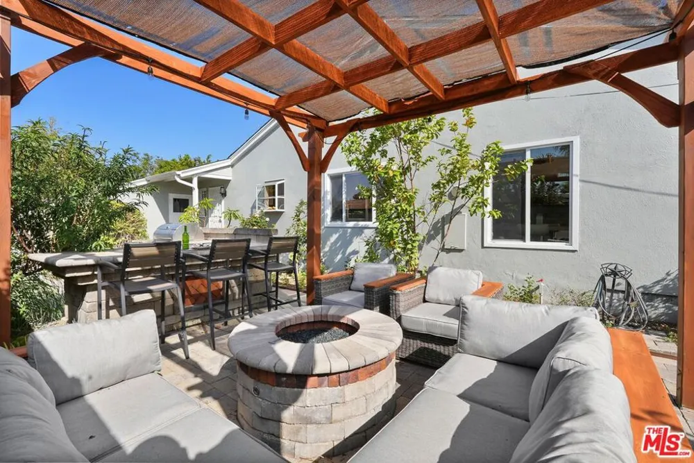 5812 S Garth Avenue Los Angeles, CA 90056