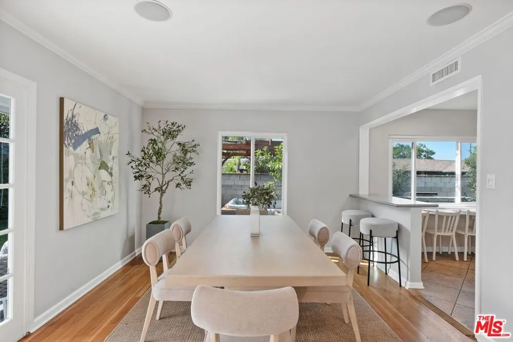 5812 S Garth Avenue Los Angeles, CA 90056