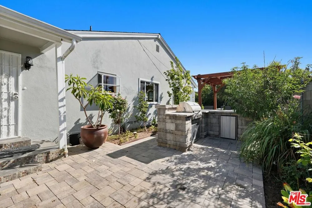 5812 S Garth Avenue Los Angeles, CA 90056