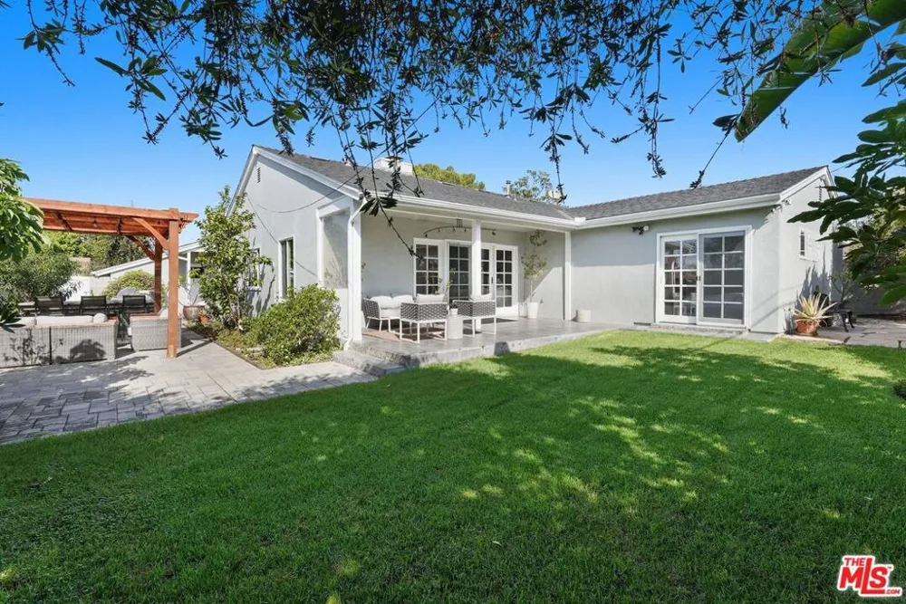 5812 S Garth Avenue Los Angeles, CA 90056