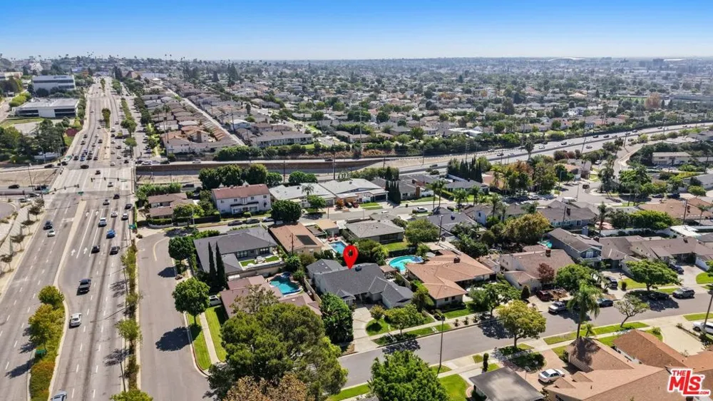 5812 S Garth Avenue Los Angeles, CA 90056