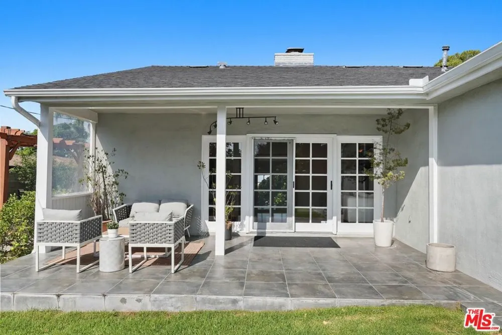 5812 S Garth Avenue Los Angeles, CA 90056