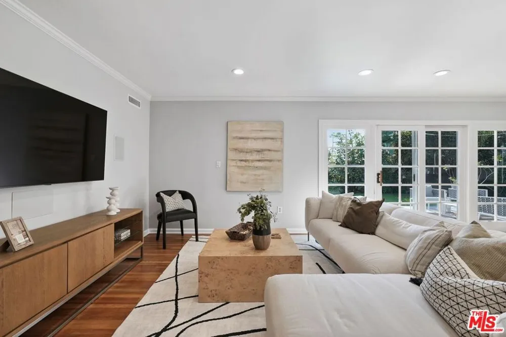 5812 S Garth Avenue Los Angeles, CA 90056