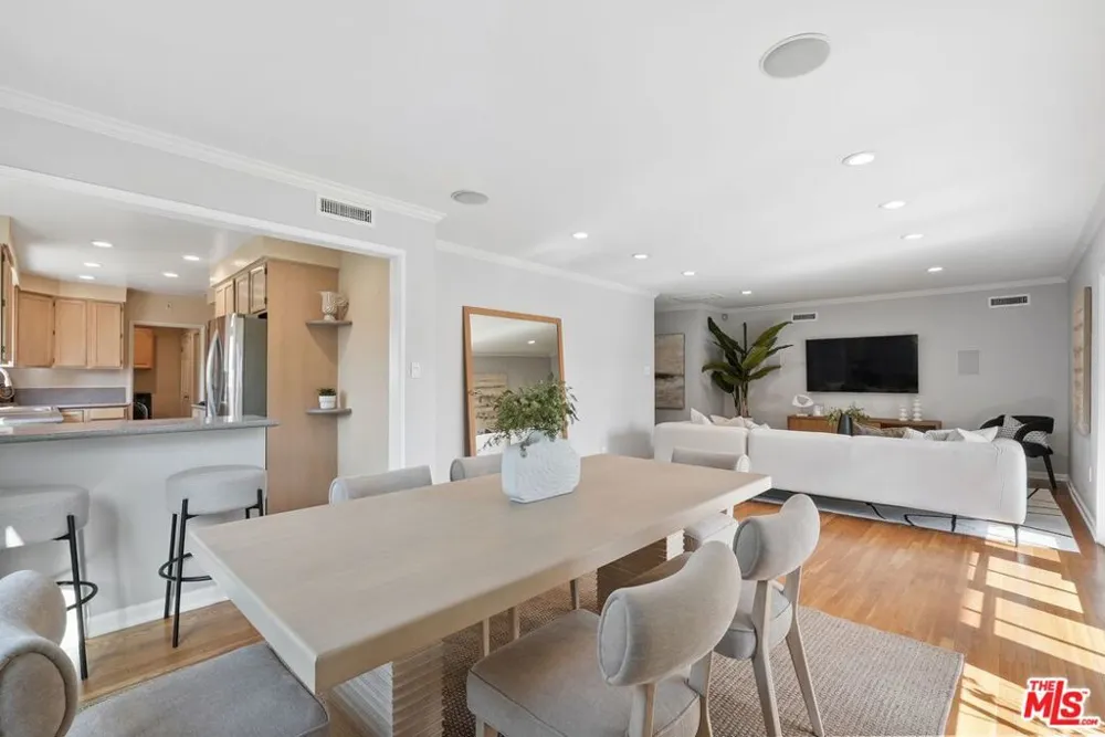 5812 S Garth Avenue Los Angeles, CA 90056
