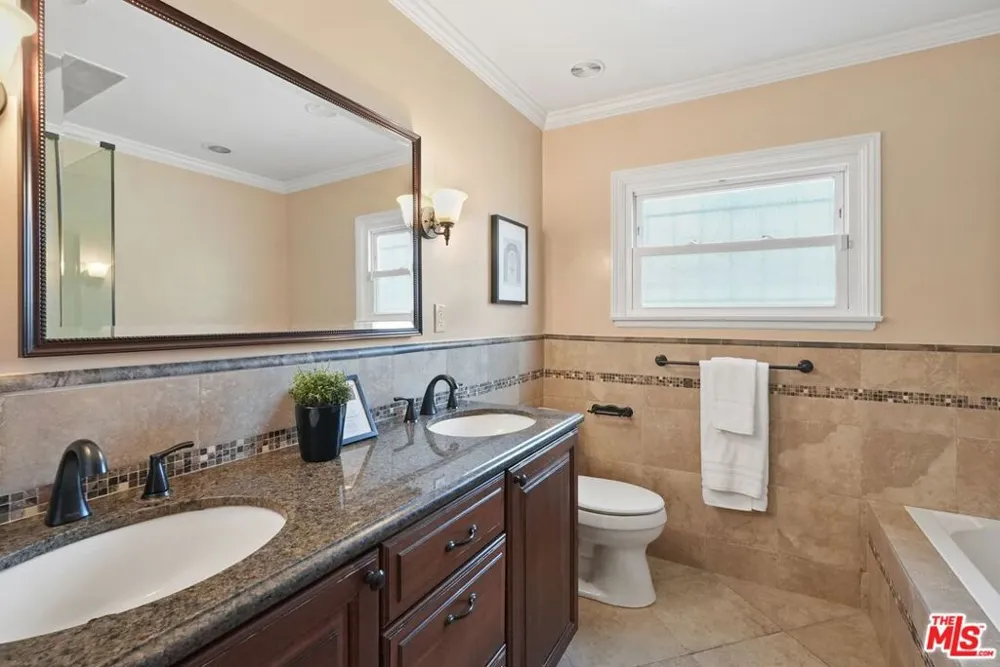 5812 S Garth Avenue Los Angeles, CA 90056