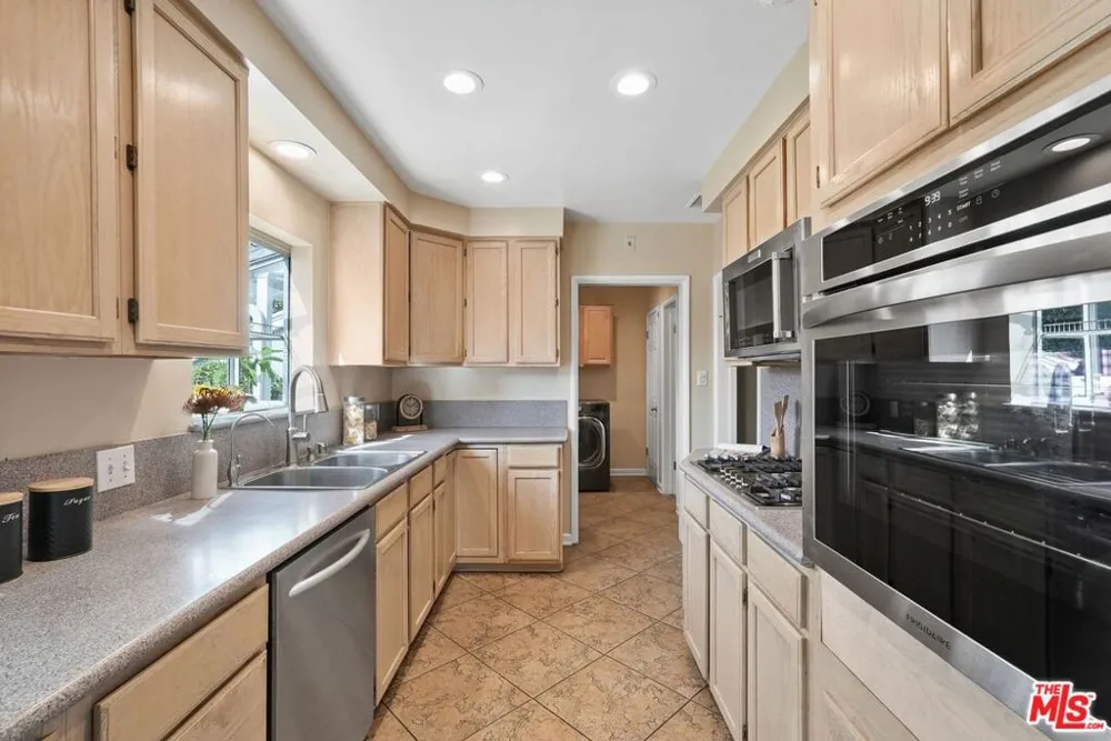 5812 S Garth Avenue Los Angeles, CA 90056