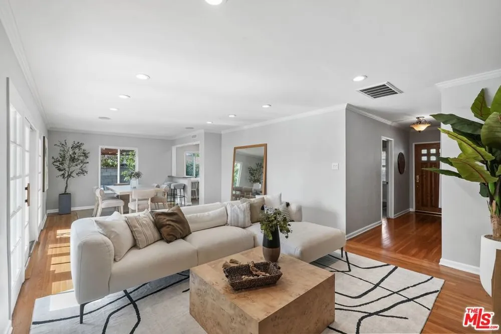 5812 S Garth Avenue Los Angeles, CA 90056