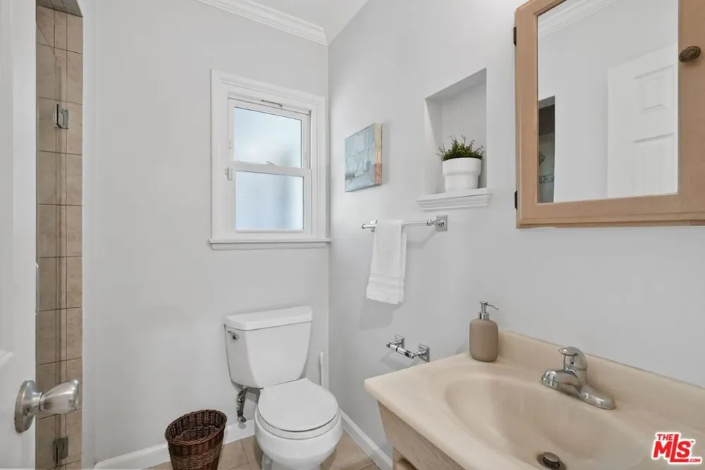 5812 S Garth Avenue Los Angeles, CA 90056