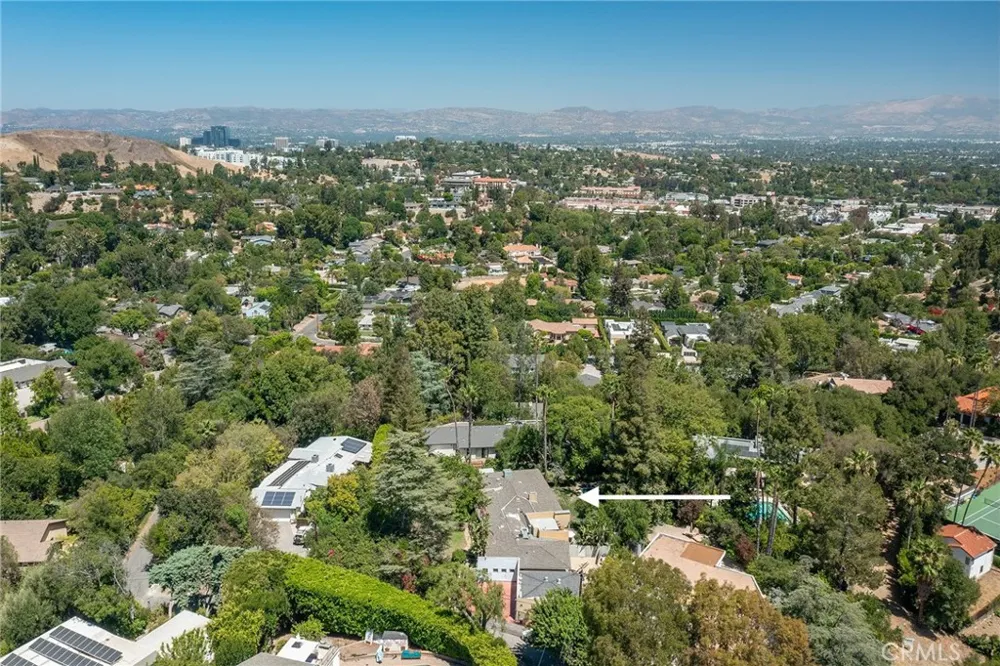 4956 Hood Drive Woodland Hills, CA 91364