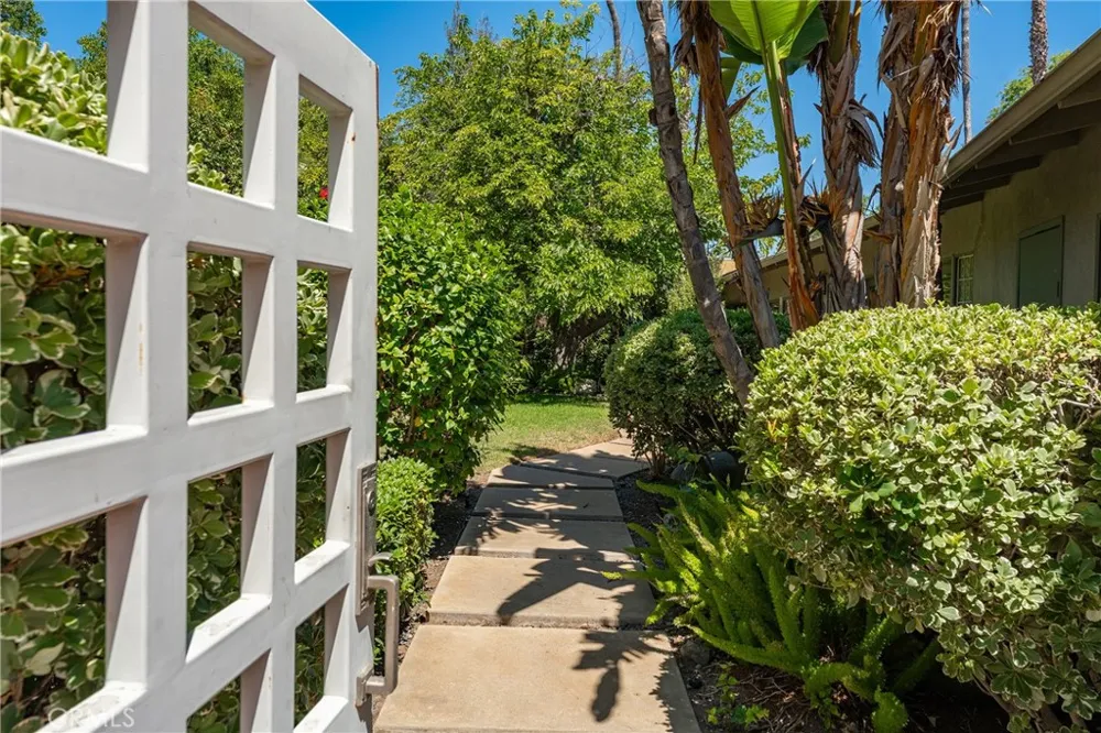 4956 Hood Drive Woodland Hills, CA 91364