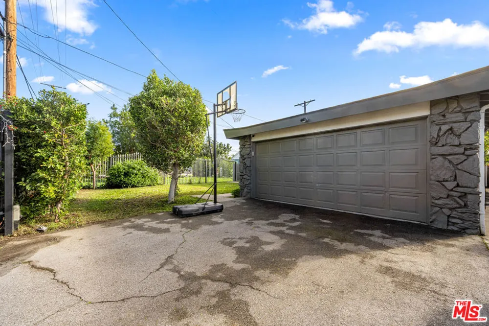 14034 Valerio Street Van Nuys, CA 91405