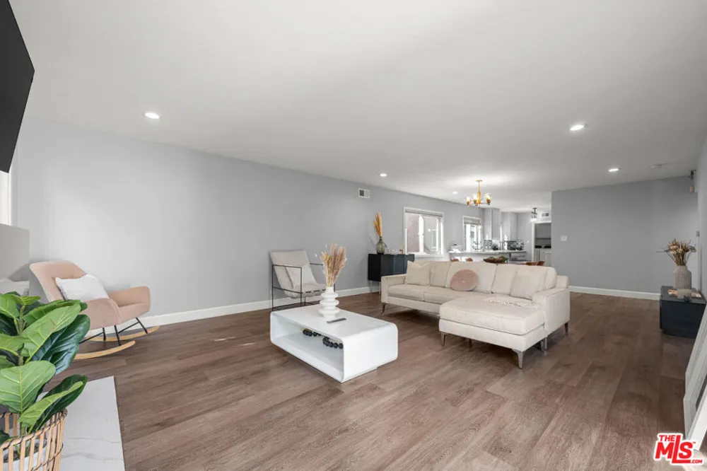 14034 Valerio Street Van Nuys, CA 91405