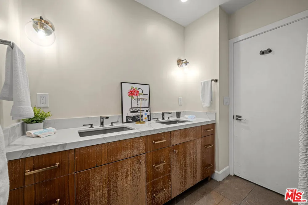 14034 Valerio Street Van Nuys, CA 91405