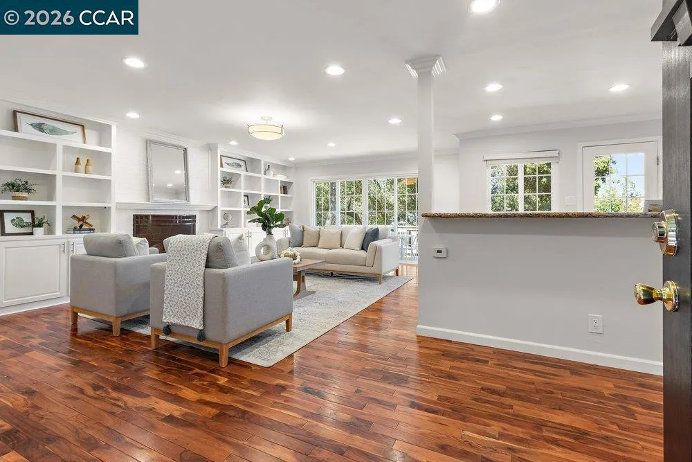 358 El Toyonal Orinda, CA 94563