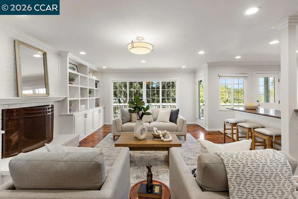 358 El Toyonal Orinda, CA 94563