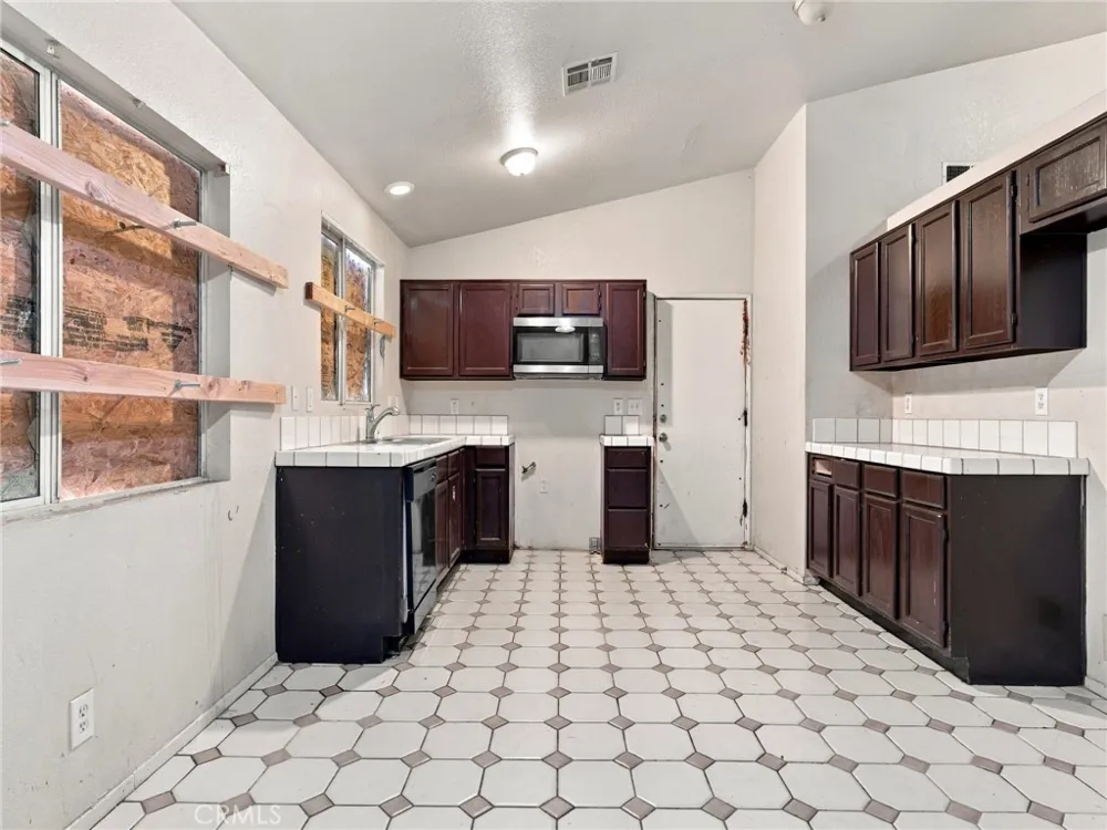 44251 Tahoe Way Lancaster, CA 93536