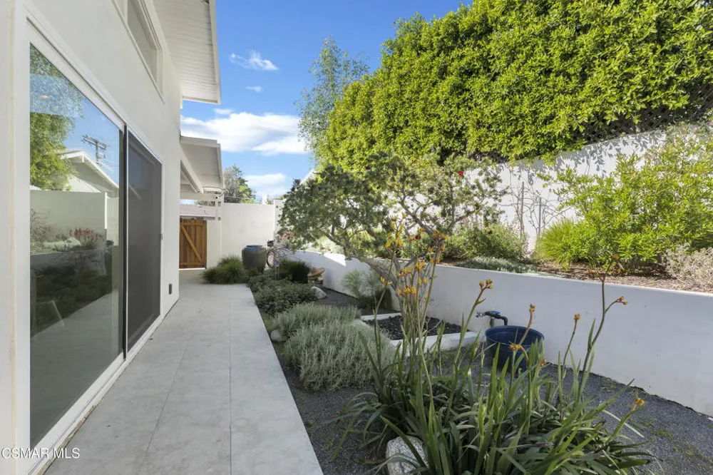 4500 Stark Avenue Woodland Hills, CA 91364