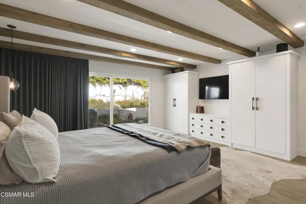 4500 Stark Avenue Woodland Hills, CA 91364