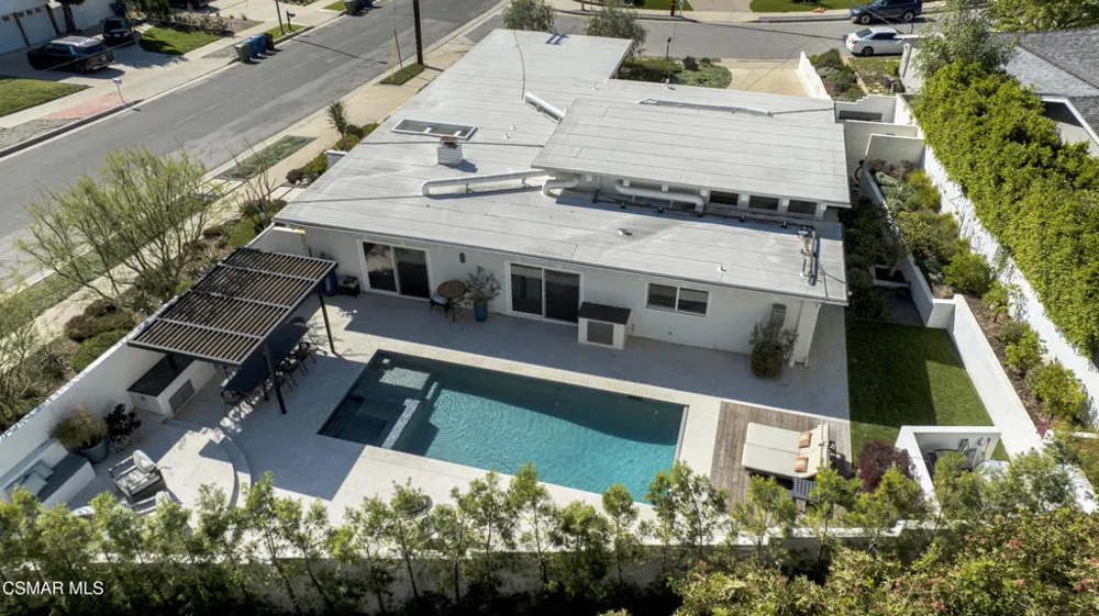 4500 Stark Avenue Woodland Hills, CA 91364