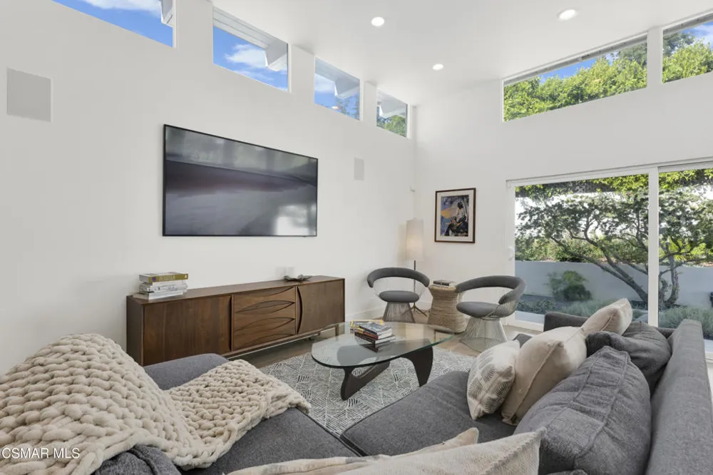 4500 Stark Avenue Woodland Hills, CA 91364