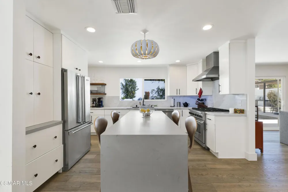 4500 Stark Avenue Woodland Hills, CA 91364