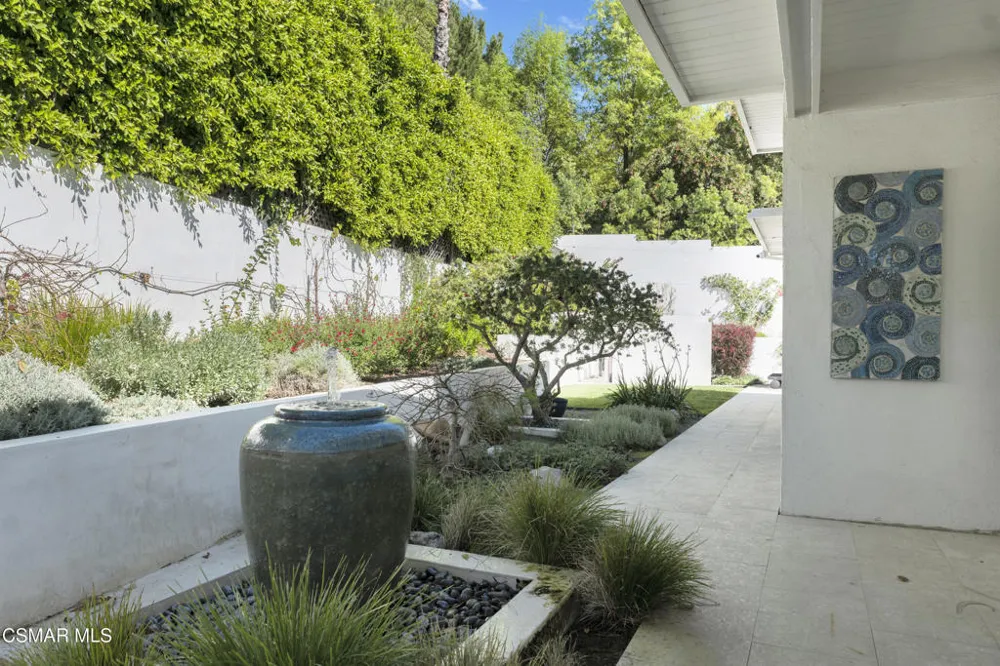 4500 Stark Avenue Woodland Hills, CA 91364