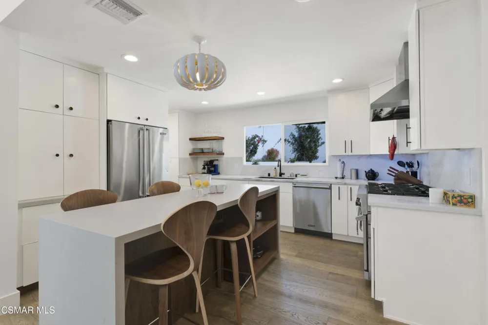 4500 Stark Avenue Woodland Hills, CA 91364