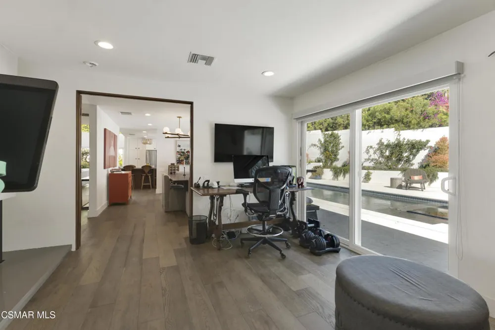4500 Stark Avenue Woodland Hills, CA 91364